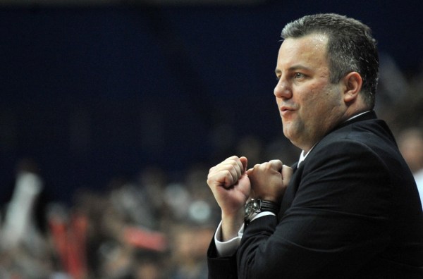  波尔多功勋教练下课引发动荡  